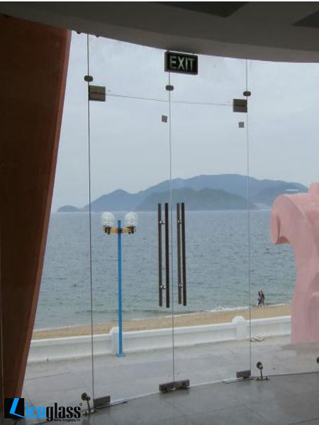 Cửa kính thủy lực 2 cánh 3 vách bên (3)